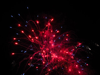 Fuegos artificiales de colores sobre fondo de noche