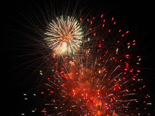Fuegos artificiales de colores sobre fondo de noche