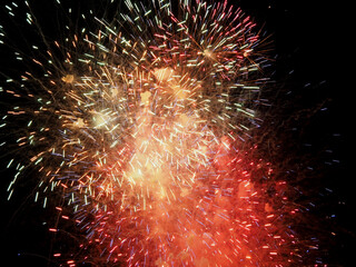 Fuegos artificiales de colores sobre fondo de noche