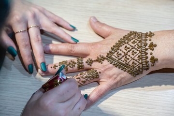 tatuaggi con henne fatti a mano
