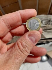 Moneta da 1 Euro nelle mani di un uomo