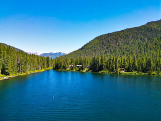Obraz premium Landscape of mountain and forest of Cooper lake. Nature landscape. Cooper Lake in Washington. Scenic nature of popular hiking Cooper lake. Cooper lake with mountain landscape. Majestic mountains