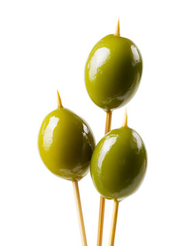 Trois olives vertes sur des cure-dents, isol&eacute;es sur fond blanc