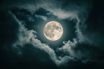 Obraz premium Full moon surrounded by dark clouds in the night sky.