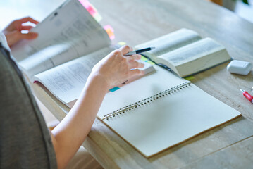 テキストで勉強する女性の手元