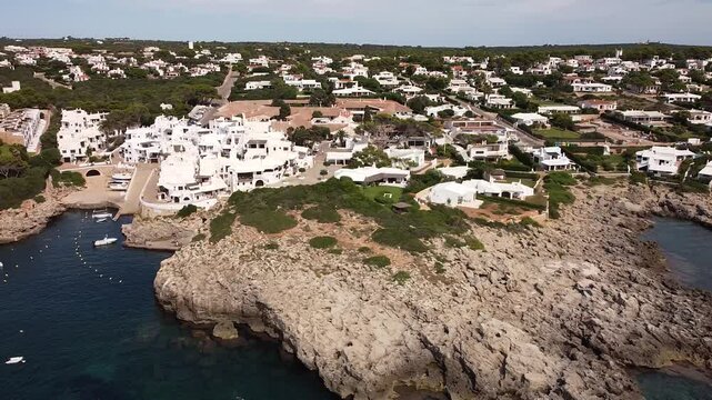 Binibeca białe miasteczko na wyspie Minorka w Hiszpani nagrane dronem, jedna z największych atrakcji turystycznych