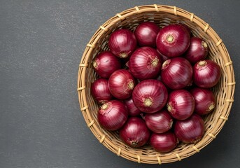 Obraz premium Straw basket of red onions isolated on transparent background , top view
