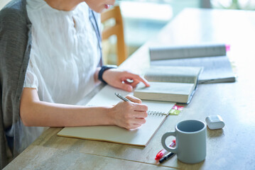 テキストで勉強する女性の手元