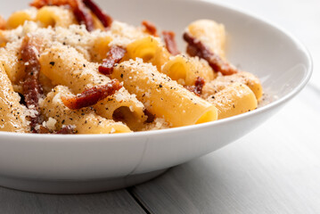 Rigatoni alla gricia, ricetta tipica della cucina romana, pasta italiana 