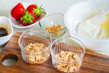 デザート作り　ガラス器にビスケットを敷く