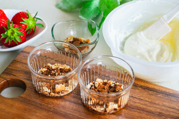 デザート作り　ビスケットにコーヒーを吸わせる