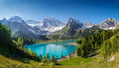 Obraz premium unberührter Alpensee mit schneebedeckter Bergkette