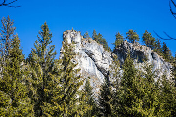 Kamienne szczyty gór na tle niebieskiego nieba © arekzet62