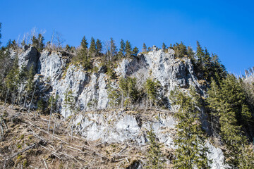 Kamienne szczyty gór na tle niebieskiego nieba © arekzet62