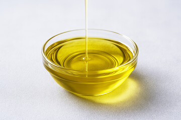 ガラス皿に注がれるオリーブオイル