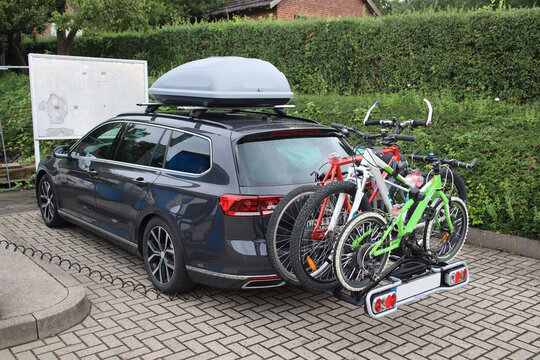 Familie f&auml;hrt in den Urlaub, mit Dachbox, ein Fahrradtr&auml;ger, der auf der R&uuml;ckseite eines Autos montiert ist.