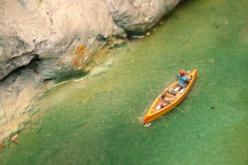 Frau und Mann sitzen in einem Kanu und lassen sich durch eine Schlucht treiben