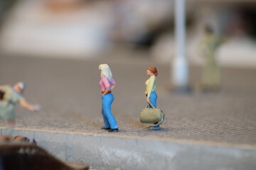 Zwei Frauen wollen verreisen 