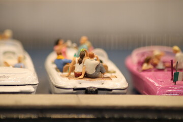 Menschen sitzen am Steg auf einem Boot und feiern, genie&szlig;en den Sommer