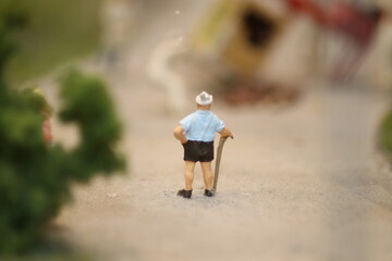 &Auml;lterer Herr, der mit Hilfe eines Spazierstocks selbstbewusst vorw&auml;rts geht