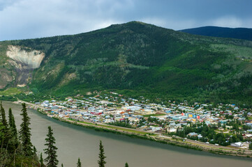 Obraz premium Dawson city and Midnight Dome mountain on Yukon river, Yukon territory, Canada