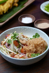 Fresh Thai Green Papaya Salad with Crispy Toppings and Peanuts