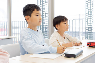 学習塾で勉強する小学生
