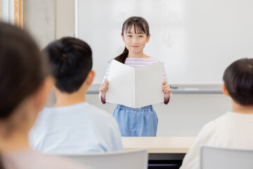 発表をする小学生

