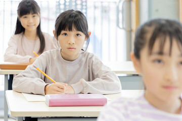 学習塾で勉強する小学生
