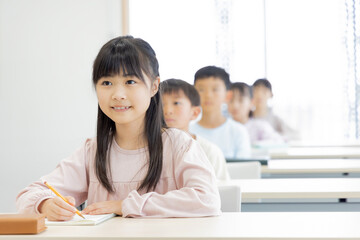 学習塾で勉強する小学生
