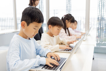 IT学習をする小学生
