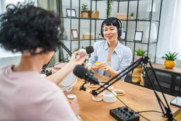 Obraz premium under the shoulder view of japanese host record podcast at home studio