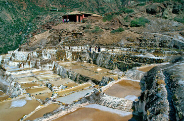 Obraz premium Extração de sal em salinas de Maras. Peru.