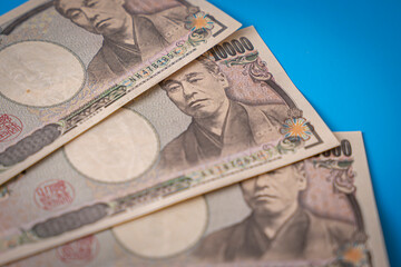 雑に置かれた日本の旧1万円札 