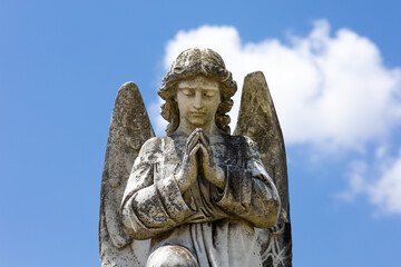 Obraz premium Beautiful angel tombstone topper sculpture