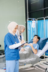 Obraz premium Hospital Ward Female Professional Asian Doctors Talk with a Patient, Give Health Care Advice, Recommend Treatment Plan