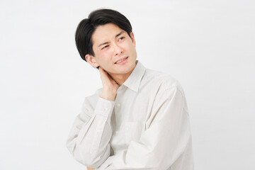 男性　20代　悩む　白背景