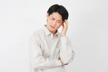 男性　20代　悩む　白背景
