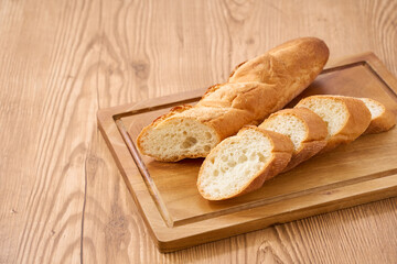 カットしたフランスパン｜家庭的な食卓イメージ