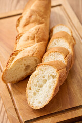 カットしたフランスパン｜家庭的な食卓イメージ