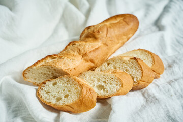 フランスパンに塗ったクリームチーズ