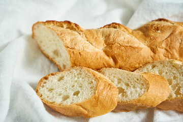 フランスパンに塗ったクリームチーズ