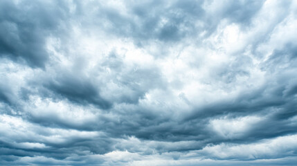 Obraz premium A vast expanse of dramatic gray clouds fills the sky, creating a moody and atmospheric scene.