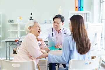 Obraz premium Elder woman and daughter have a consulting with doctor.