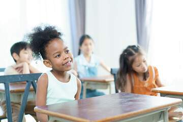 Obraz premium Group of diverse children enjoy learning about the STEM.