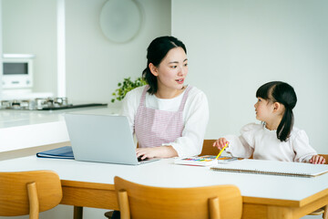 テレワークするママとお絵描きする子供