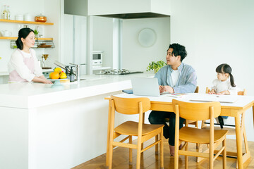 Obraz premium 家事をするお母さん 