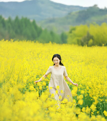 Fototapeta premium 꽃밭을 거느리는 여인