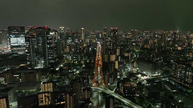 夜の大阪北区上空を空撮。なにわ筋。