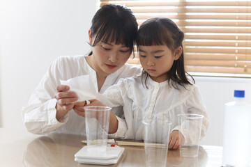 スライムを作る親子